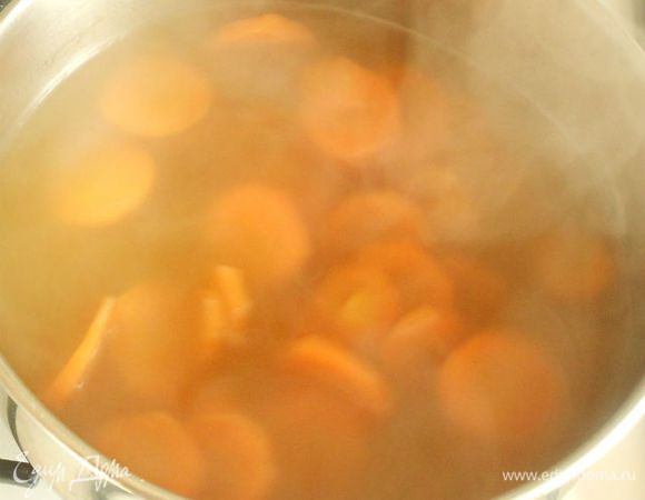 Вскипятить в небольшой кастрюле 350 мл бульона, добавить в него морковь и варить её 2-3 мин. Снять с огня, вмешать в бульон кускус, добавить сливочное масло и палочку корицы, перемешать, накрыть крышкой и оставить набухать в течении 10 мин.