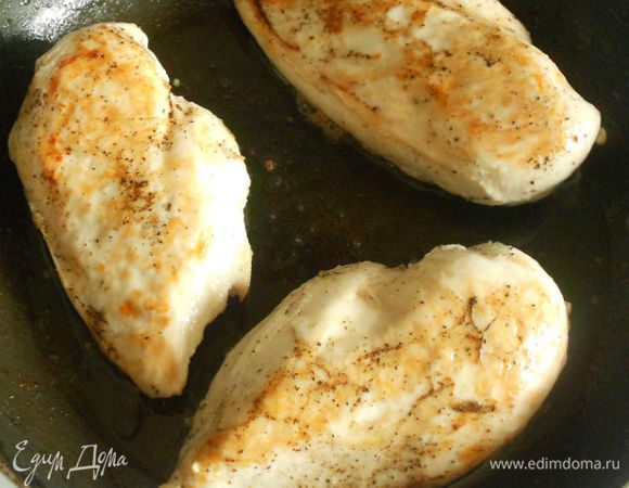 Тем временем, нагреть в сковороде 2 ст.л. оливкового масла и обжарить мясо по 5 мин с каждой стороны, вынуть и отложить в сторону. 