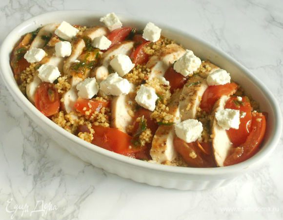 Куриное филе нарезать на кусочки и уложить на кускус. Сверху посыпать кусочками феты.