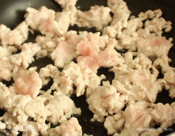 

В сковороде разогреть масло,выложить туда мясной фарш и слегка обжарить его. ( У меня фарш из индейки, но можно любой.)
