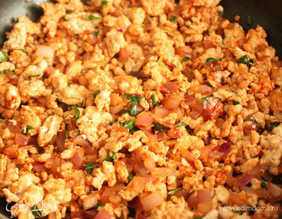 Затем добавить к нему лук, 1 ст.л. томатной пасты, мякоть томатов, приправить солью, перцем и сушёным базиликом (можно заменить свежим). Обжаривать, помешивая около 5 мин, снять с огня и наполнить фаршем помидоры.
