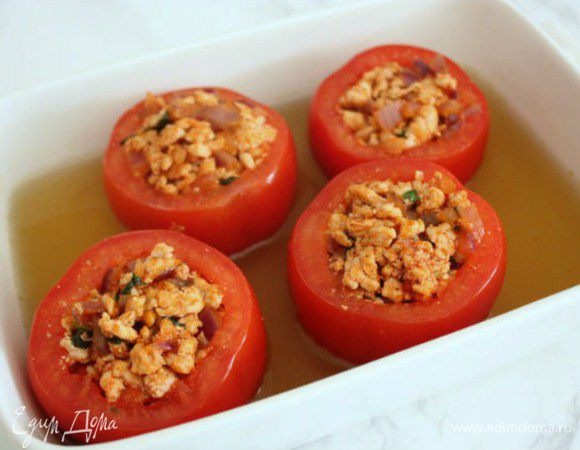 В форму для запекания установить помидоры и добавить в неё бульон. Запекать в духовке 20 мин.