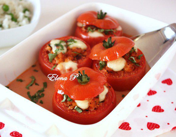  Листья базилика помыть, мелко нарезать и посыпать на помидоры. Подавать с отварным рисом с зелёным горошком.