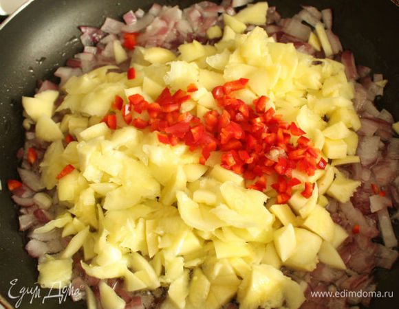 Масло нагреть в большой сковороде, высыпать туда лук, щепотку соли  и готовить на маленьком огне до мягкости и полупрозрачности. Добавить мякоть цукини, нарезанный чили и, помешивая, продолжайте обжаривать ещё пару минут.