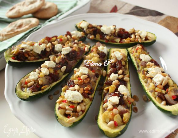 Поместите цукини на противень и запекайте  в разогретой до 200*С духовке 10-15 мин до золотистого цвета. На готовые цукини посыпьте оставшиеся орехи.
Подавать как самостоятельное блюдо или как гарнир к запечённой  в фольге рыбе. Приятного аппетита!