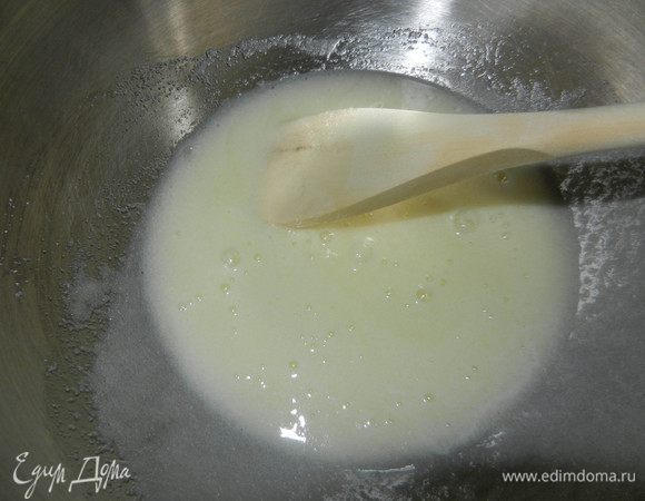 Начнем с приготовления песочного теста. Сахар смешайте с сырым яйцом, разотрите, добавьте 0,5 ч. л. соды (я брала 1 ч. л. разрыхлителя).