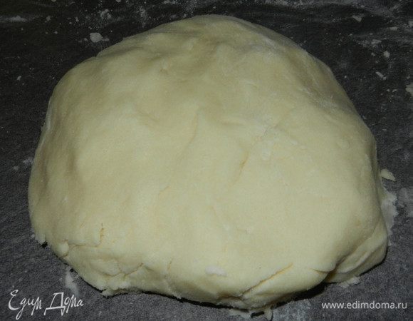 Добавьте размягченное масло (или маргарин). Все хорошо перемешайте, затем всыпьте муку и замесите мягкое тесто.
