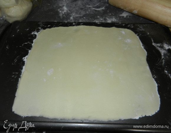 Тесто разделите на 4–5 частей, раскатайте тонким слоем каждый кусок. Края я выравнивала ладонями и скалкой. Выпекайте приблизительно 8–10 минут при 170–180°C.
