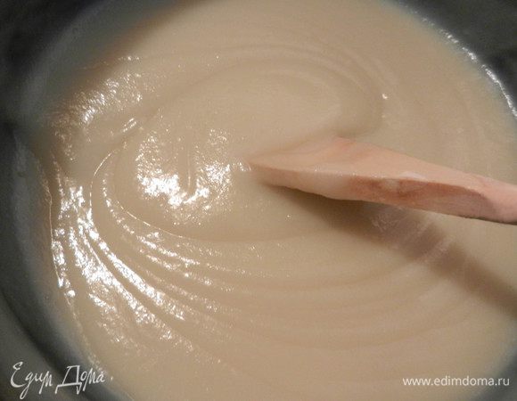 Для крема:<br />
В 0,5 л молока всыпьте 2 ст. л. муки. Затем 2 стакана сахара разотрите с 3–4 яйцами. Смешайте яйца и сахар с жидким тестом из молока и муки. Варите на среднем огне при тщательном перемешивании в течение 20 минут до густоты сметаны.