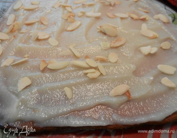 Крем охладите, смажьте коржи. По рецепту орехи не нужны. Я просто люблю миндаль, поэтому присыпала им нижние слои, а верхний — обильно. (По рецепту один корж выпекается для посыпки).<br />
Примечание: миндаль жарьте 2–3 минуты, помешивая. Потом огонь выключите и накройте орешки сложенным в 2 раза х/б полотенцем. Так они доходят, хрустят, влага уходит и получаются не пережаренными. (Покупала нарезанный миндаль).