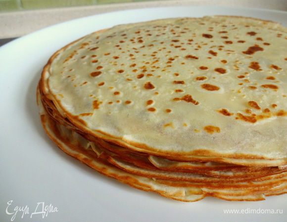 Муку просеять в миску, в середине сделать углубление. Вбить туда яйца, соль, сахар и растопленное масло. Смешать с теплым молоком для получения жидкого теста и оставить на 30 минут при комнатной температуре "отдохнуть". Пропустить тесто через сито для удаления комочков, если они остались. Нажарить тонкие блинчики.