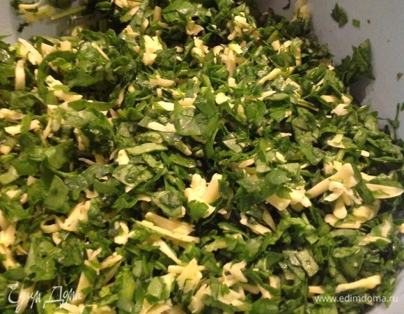 Мелко режем шпинат....трем сыр на терке (у меня был только чеддер ....соответственно в двойной норме)
Перемешиваем шпинат и сыр....