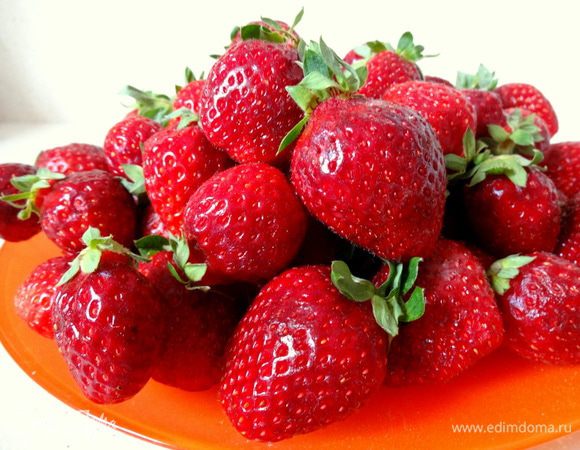 Помыть и просушить клубнику. Тем временем, взбить сливки с сахарной пудрой до загустения.