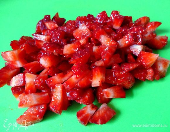 Порезать клубнику на небольшие кусочки.