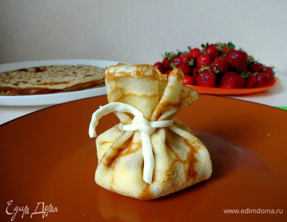 Собираем края блинчика в центр и завязываем "веревочкой" сыра чечил.