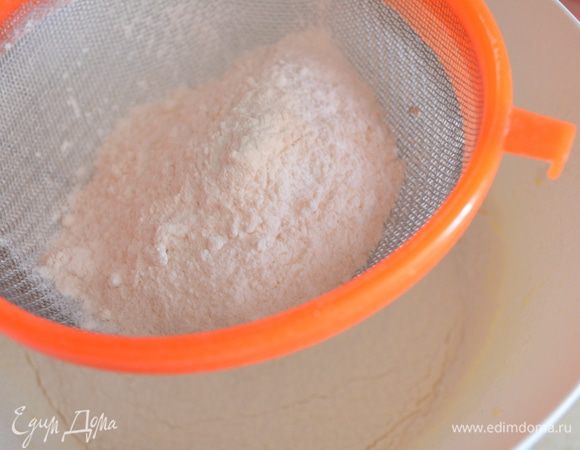 просеять муку и перемешать ложкой