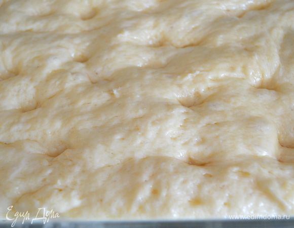 теперь пальцем натыкаем в пироге вот такие дырочки (его надо смазать растительным маслом - так тесто не прилипнет)