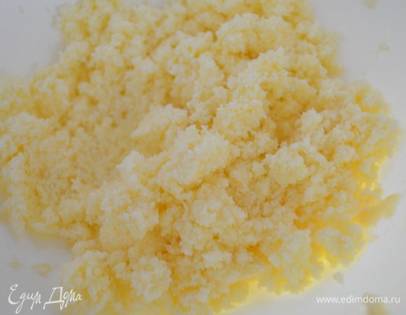 в отдельной миске растереть руками сахар и сливочное масло в крошку