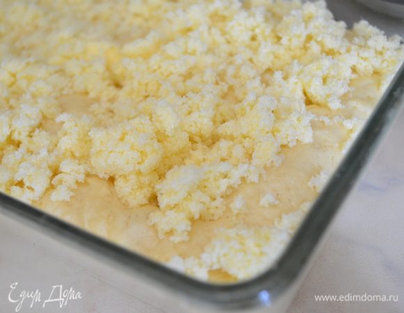 распределить ее по пирогу и отправить в духовку, разогретую до 180 гр на 35 минут