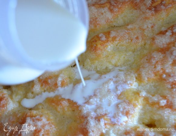 Затем достать и залить горячий пирог сливками и выпекать еще 5-7 минут