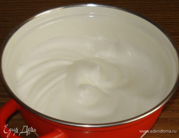 Охлажденные белки взбить в крутую пену, постепенно добавляя сахарный песок.