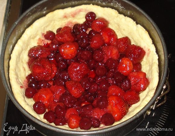 Вытащить тесто с духовки и засыпать ягодами.(Если ягоды кислые, то предварительно посыпте их сахарным песком).