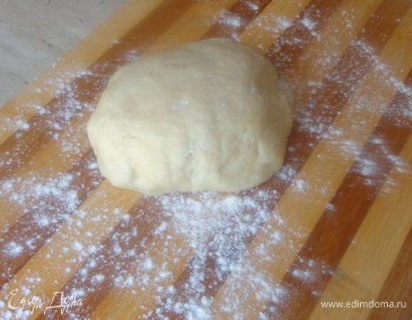 Замесить тесто из всех ингредиентов. Воду подливать постепенно! Оно получится мягким и эластичным. Дать ему полежать под крышкой или в пакете около получаса.