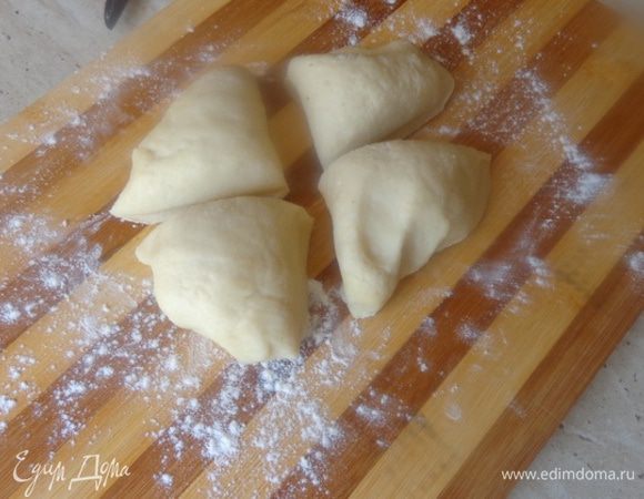 Для удобства раскатывания разделить его на 4 части. Пока работаете с одной частью теста, остальное держать накрытым крышкой или в пакете.