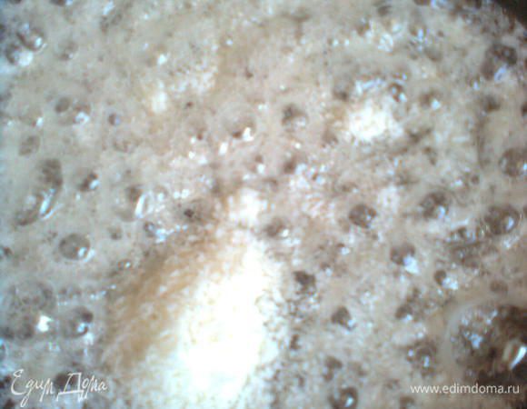 Для сладкого варианта сделать сироп. В небольшой кастрюльке соединить сахар и воду и уварить наполовину. Добавить кокосовую стружку и кардамон.