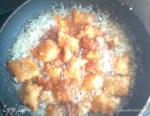 Высыпать печенье по частям в емкость с сиропом, потом выкладывать на тарелку.  Дать остыть.