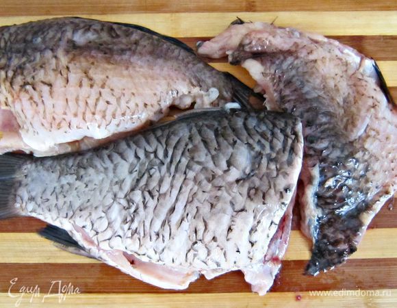 Рыбу очистить, выпотрошить и тщательно промыть под проточной водой.
При желании можно разделить на филе.
