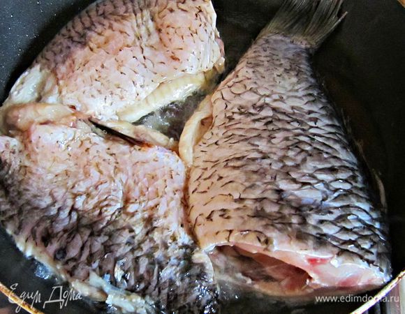 В разогретом оливковом масле поджарить рыбу с обеих сторон до золотистой корочки и переложить на тарелку.