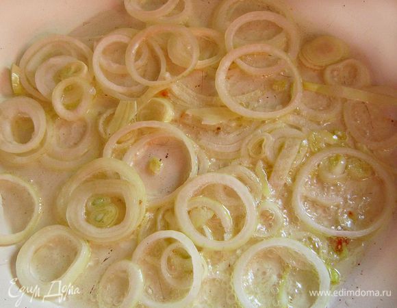 На оливковом масле слегка подрумянить кольца лука.
