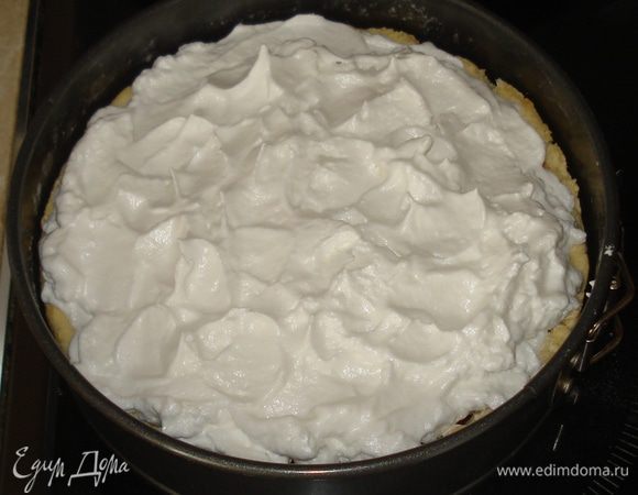 Белковой массой украсить пирог (ваша фантазия) и положить обратно в духовку до тех пор пока белок слегка не подрумянится.