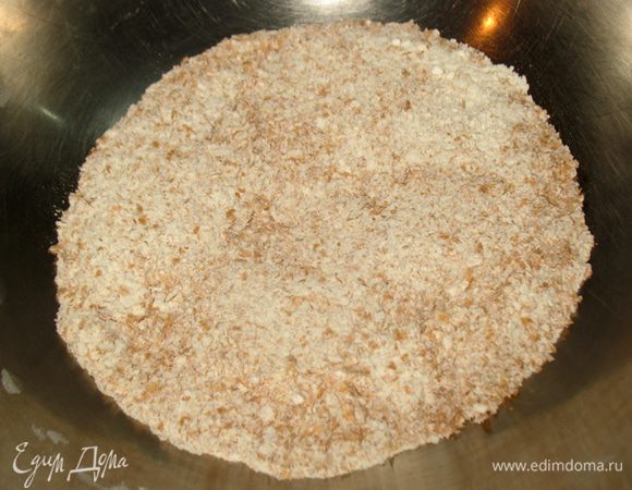 Смешиваем муку, отруби, соль, сахар, соду.

