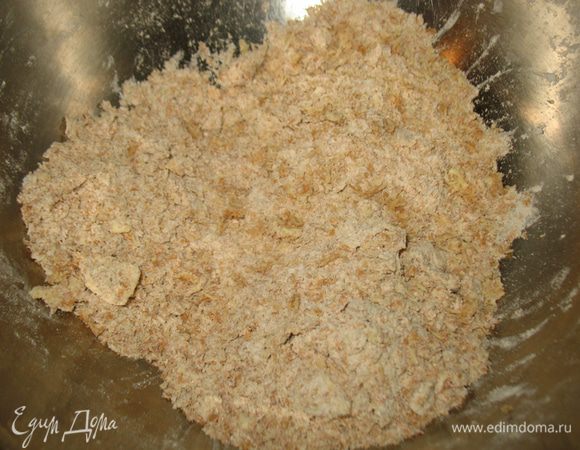 В смесь муки и отрубей добавляем холодное масло и перетираем его в крошку.




