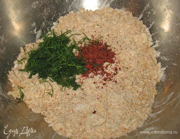 Добавляем паприку и зелень. Если вы добавляете овсяные хлопья, то только зелень.