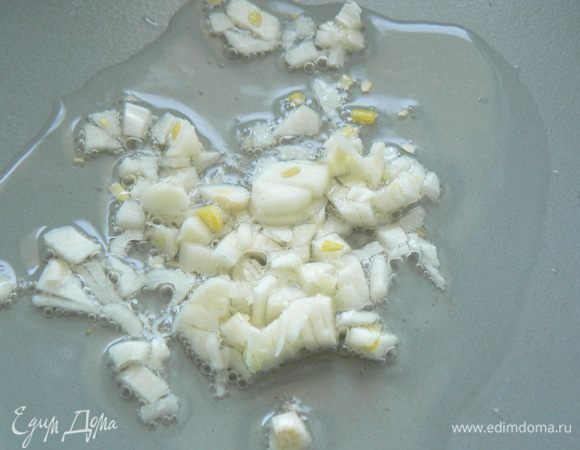 Разогреть масло, чеснок мелко порубить,немножко его потомить