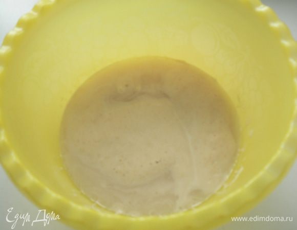 в воде растворить сахар,добавить дрожжи,оставить мин на 15