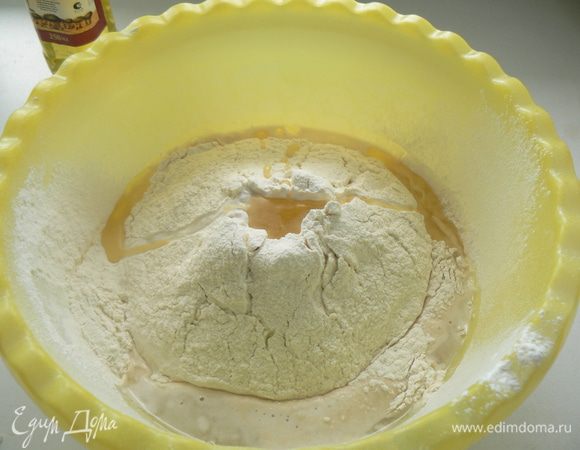 К дрожжам просеять муку, добавить соль,оливковое масло