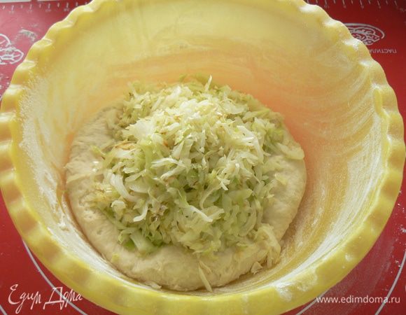 добавить капусту и еще раз вымесить