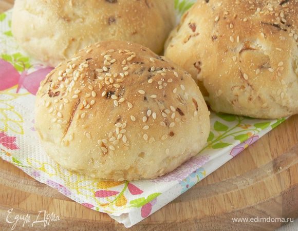 Выпекать булочки в хорошо разогретой духовке (t 200-220С) примерно 20–25 мин.