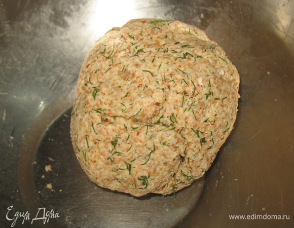 Замешиваем тесто, долго не месить. Если вы добавляли овсяные хлопья то не добавляя паприку и сыр, вмешиваем, даем постоять накрытой 20 минут, и только потом добавляем паприку и сыр. 