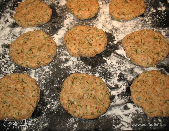 Раскатываем пласт толщиной 1,5 ст. режем на сегменты или вырезаем круги. Я просто отщипываю кусочки теста скатываю шарик и расплющиваю его.  Выпекаем в предварительно разогретой до 200 градусов духовке 15-20 минут.