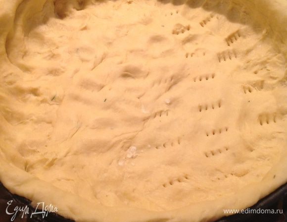 Распределить шпинат с сыром  равномерно по тесту уложенному в форму....