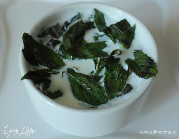 Молоко для этого хлеба нужно ароматизировать. Для этого в закипевшее молоко нужно положить листики мяты и дать ему настояться в течение часа... К сожалению, пока я фотографировала, мята слегка потемнела от горячего молока и стала не очень красиво выглядеть на фото... Но на аромате это не отразилось)))))))))))) Через час молоко процедить...