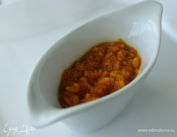 Снять цедру с апельсинов и смешать ее с ликером.