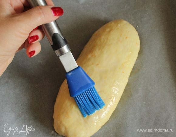 При помощи кисточки смазать верх и бока батона  яйцом, взбитым с солью. Поставить на расстойку на 1-1,5 часа. При легком надавливании пальцем хорошо расстоявшееся тесто должно немного пружинить. Еще раз смазать верх яйцом.