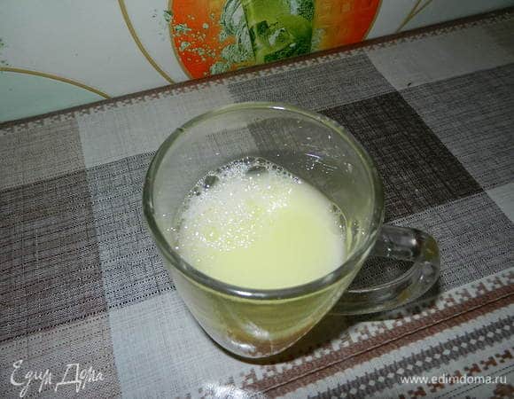 В горяченькую воду добавляем соль и яйцо (температура воды такая, чтобы не свернулось яйцо) и тщательно размешиваем.