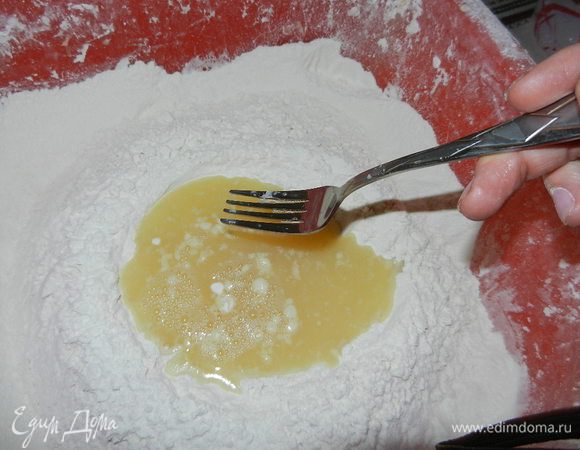 Получившуюся жидкость выливаем в муку (добавляем немножко растительного масла) и замешиваем тесто.